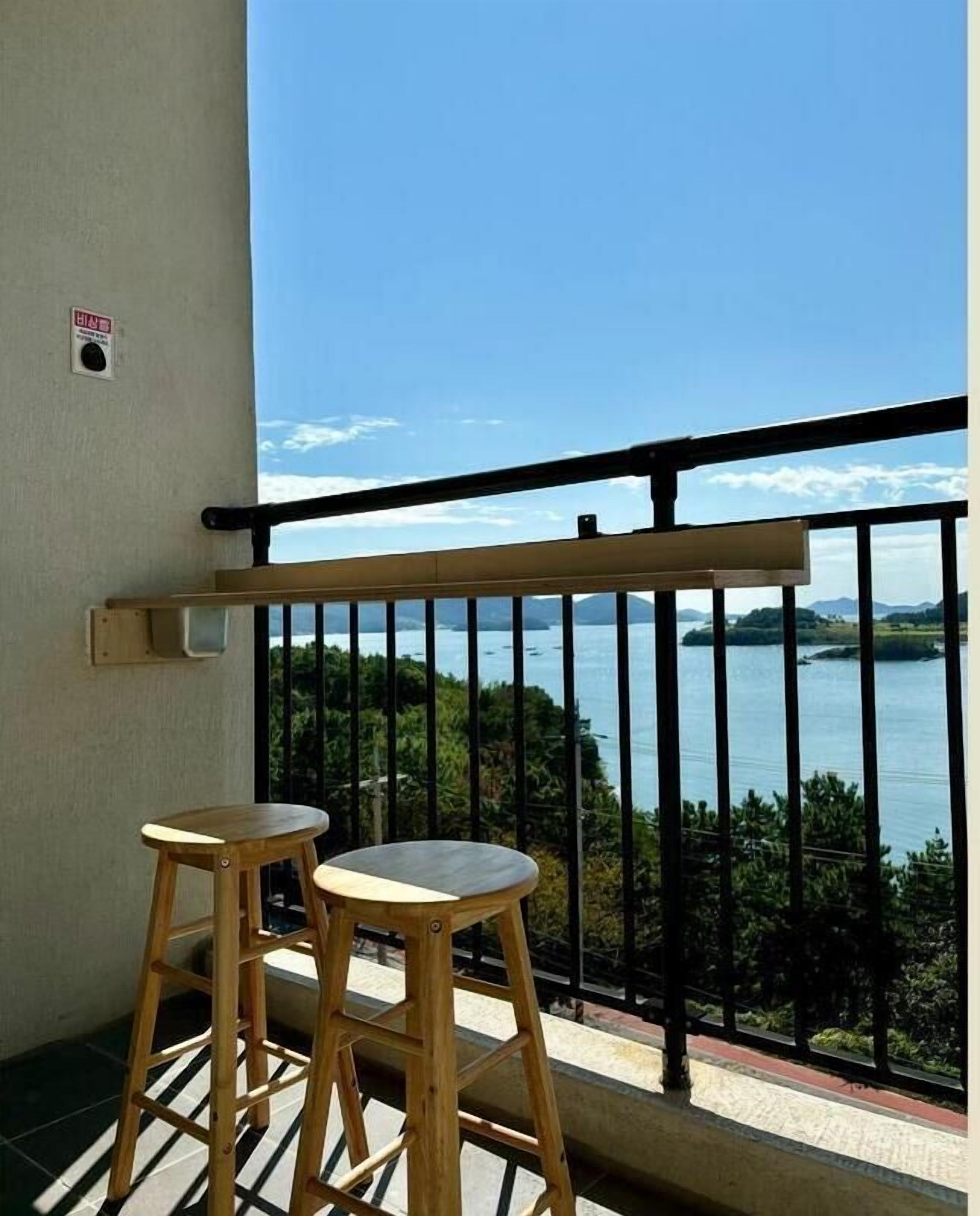 办公桌、笔记本电脑工作区、免费 WiFi