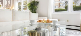 Prime Luxury NY: Free Parking + Mins to Downtown