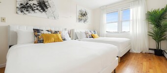 Prime Luxury NY: Free Parking + Mins to Downtown Left Side