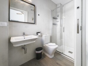 Douche, sèche-cheveux, serviettes fournies