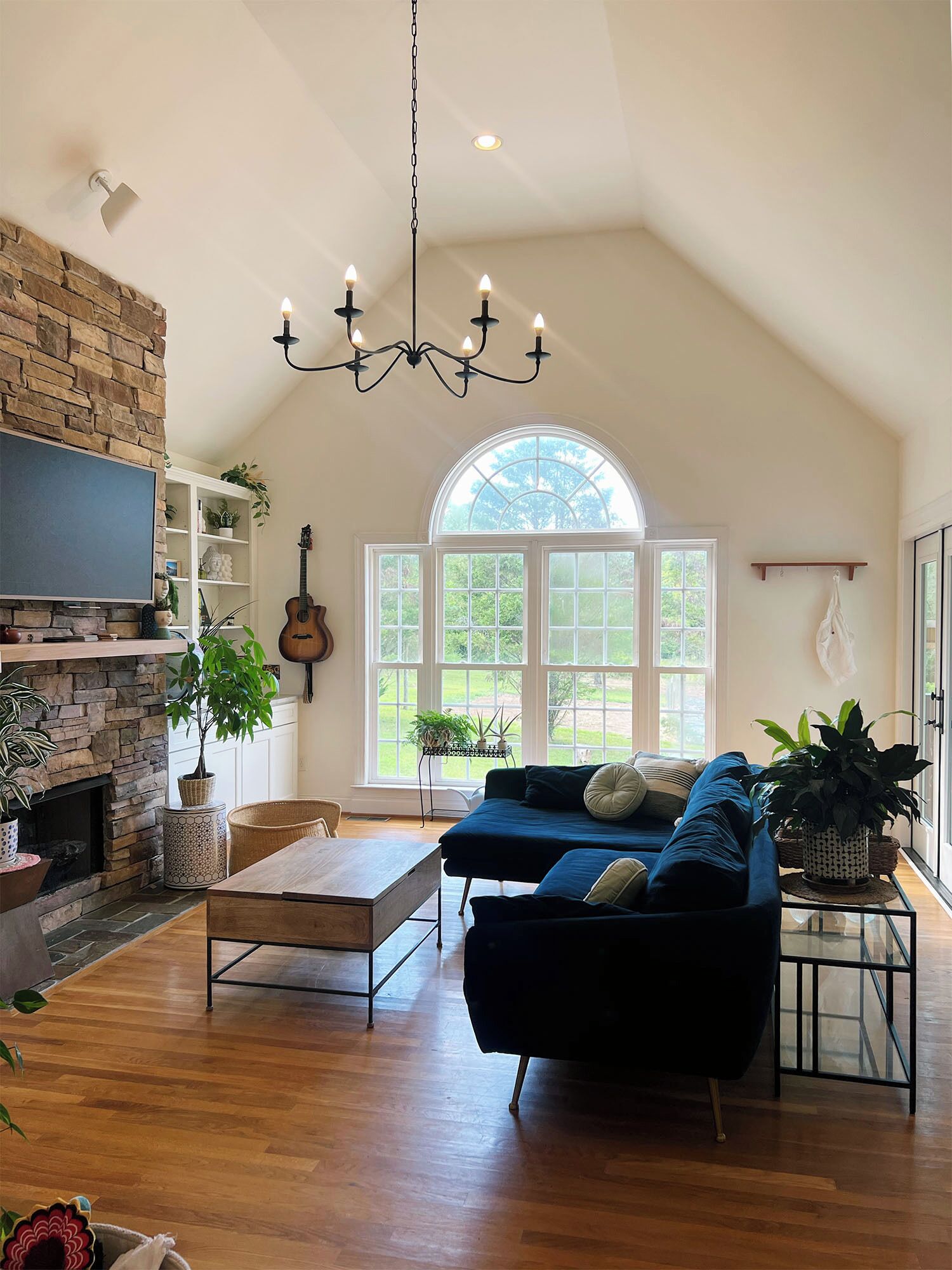 Smart-tv och eldstad