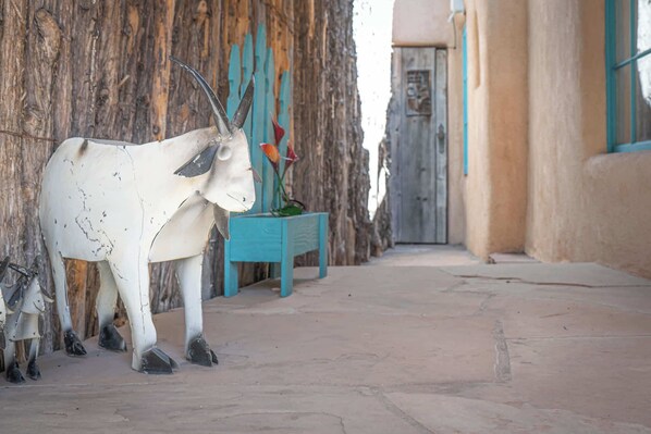 Exterior detail - Adobe Ristra - Walk to Canyon Rd, Santa Fe Outlook (Santa Fe)