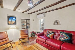 Smart TV, fireplace - Adobe Ristra - Walk to Canyon Rd, Santa Fe Outlook (Santa Fe)
