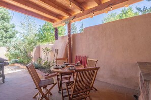 Outdoor dining - Adobe Ristra - Walk to Canyon Rd, Santa Fe Outlook (Santa Fe)