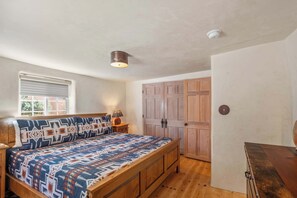 2 bedrooms, iron/ironing board, free WiFi, bed sheets - Adobe Ristra - Walk to Canyon Rd, Santa Fe Outlook (Santa Fe)
