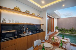 CONNECTING 1-Bedroom Pool Villa | Cocina privada | Refrigerador, microondas y parrilla de estufa 