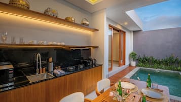 1-Bedroom Pool Villa | Área de estar | TV de tela plana 42 polegadas com canais digitais, Netflix
