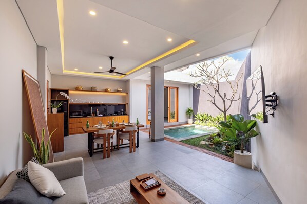 GRAND 1-Bedroom Pool Villa | Área de sala de estar | Televisión de pantalla plana, Netflix y servicios de streaming