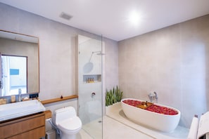 CONNECTING 1-Bedroom Pool Villa | Kylpyhuone | Erillinen kylpyamme ja suihku, hiustenkuivaaja, tohvelit, pyyhkeet