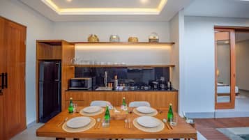1-Bedroom Pool Villa | Cozinha privada | Geladeira, micro-ondas, cooktop