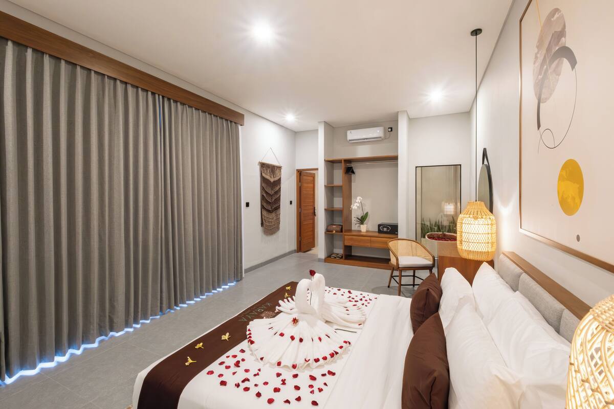 In-room safe, desk, laptop workspace, free WiFi