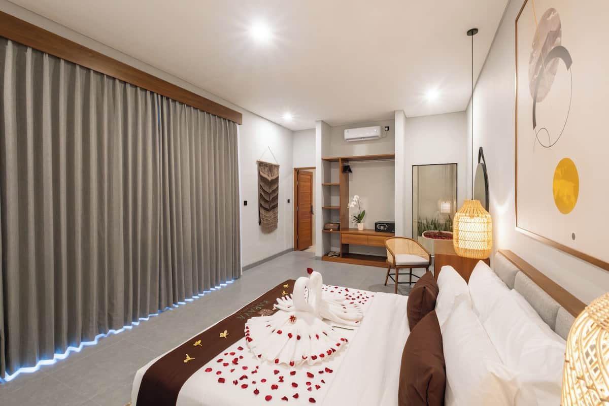 In-room safe, desk, laptop workspace, free WiFi