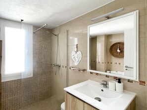 Dusche, Haartrockner, Handtücher