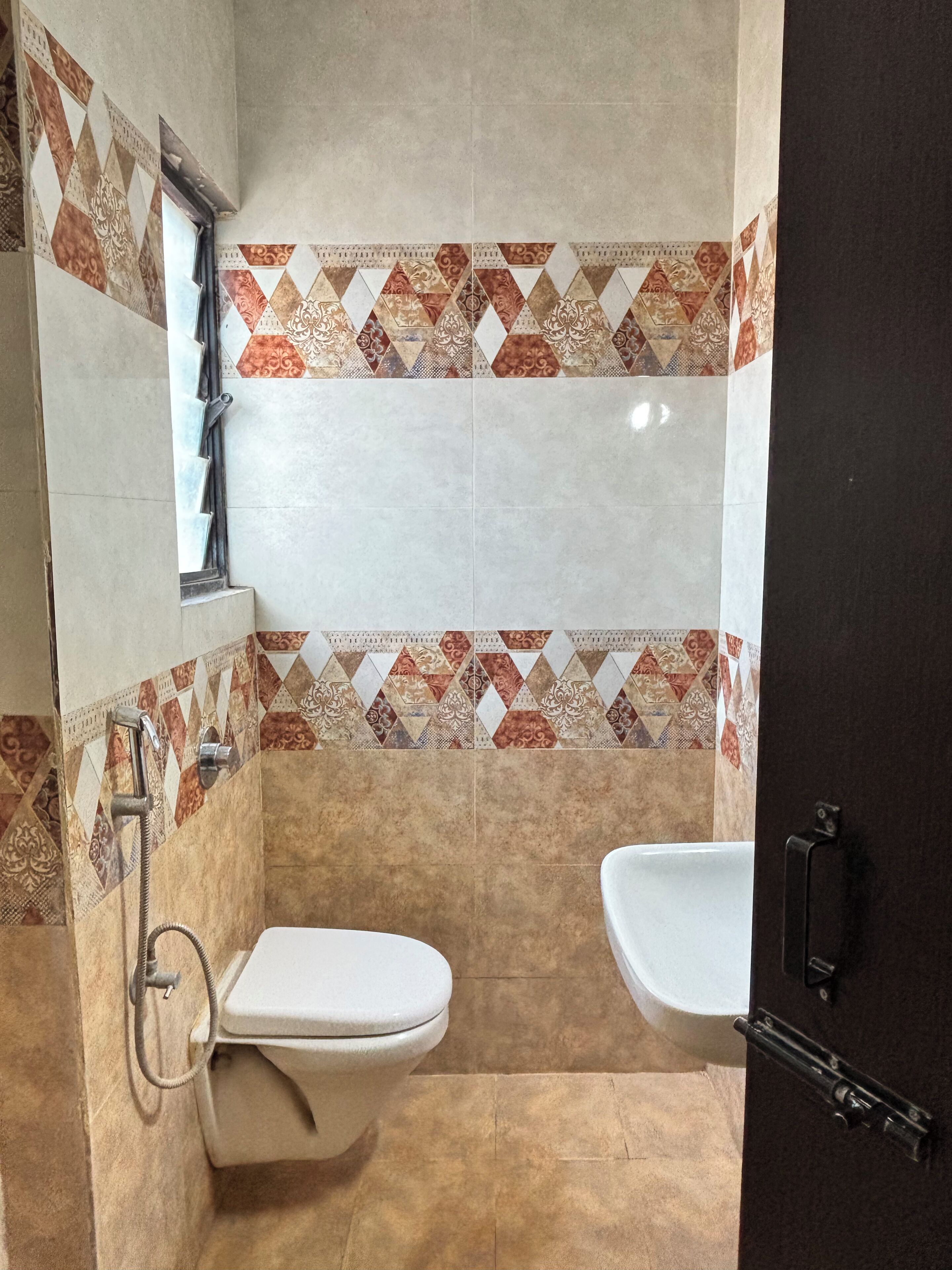 Deluxe Room | Bathroom | Shower, rainfall showerhead, towels, soap