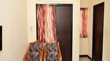 Ropa de cama hipoalergénica, escritorio, wifi gratis y ropa de cama
