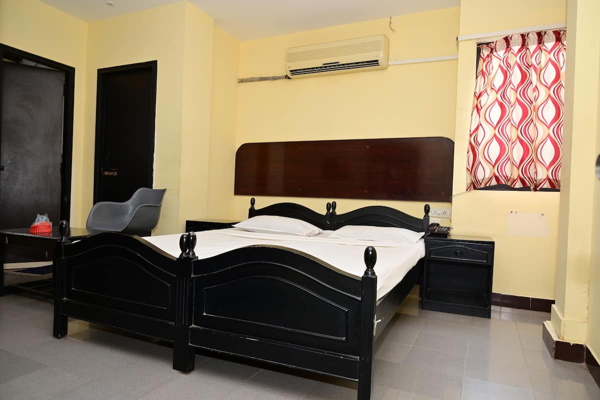 Deluxe Room | Hypo-allergenic bedding available, desk, WiFi (free), bed sheets