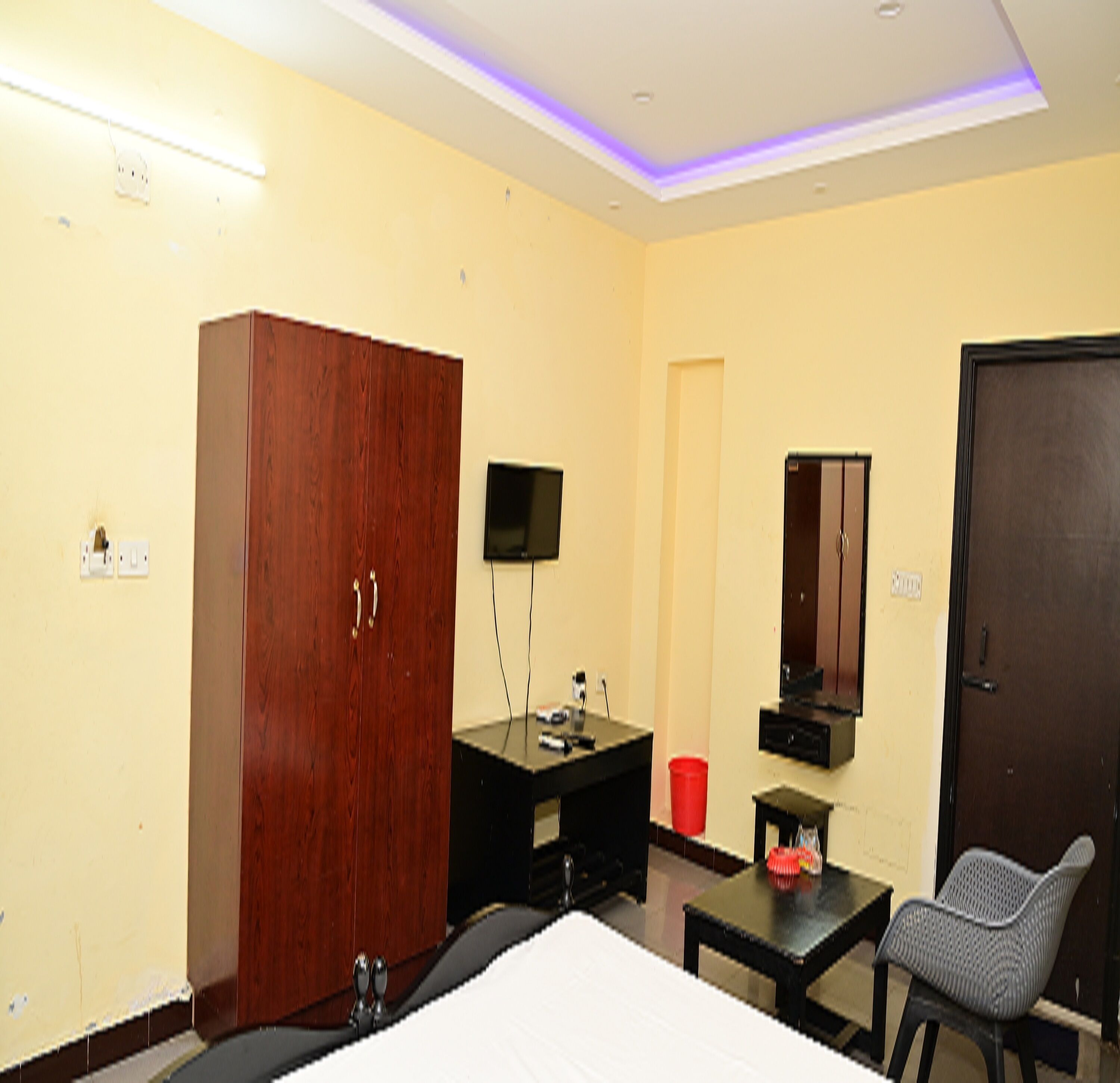 Hypo-allergenic bedding, desk, free WiFi, bed sheets