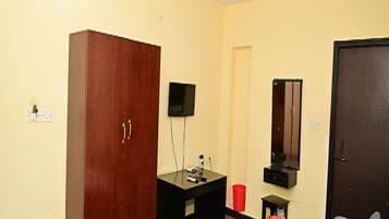 Hypo-allergenic bedding, desk, free WiFi, bed sheets