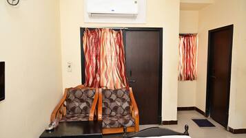 Deluxe Room | Hypo-allergenic bedding, desk, free WiFi, bed sheets