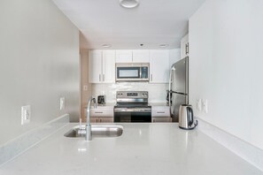 Réfrigérateur, micro-ondes, four, plaque de cuisson