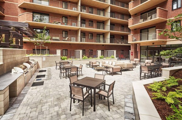 Outdoor dining - Blueground | Clarendon, fitness center, nr Gateway Park (Arlington)