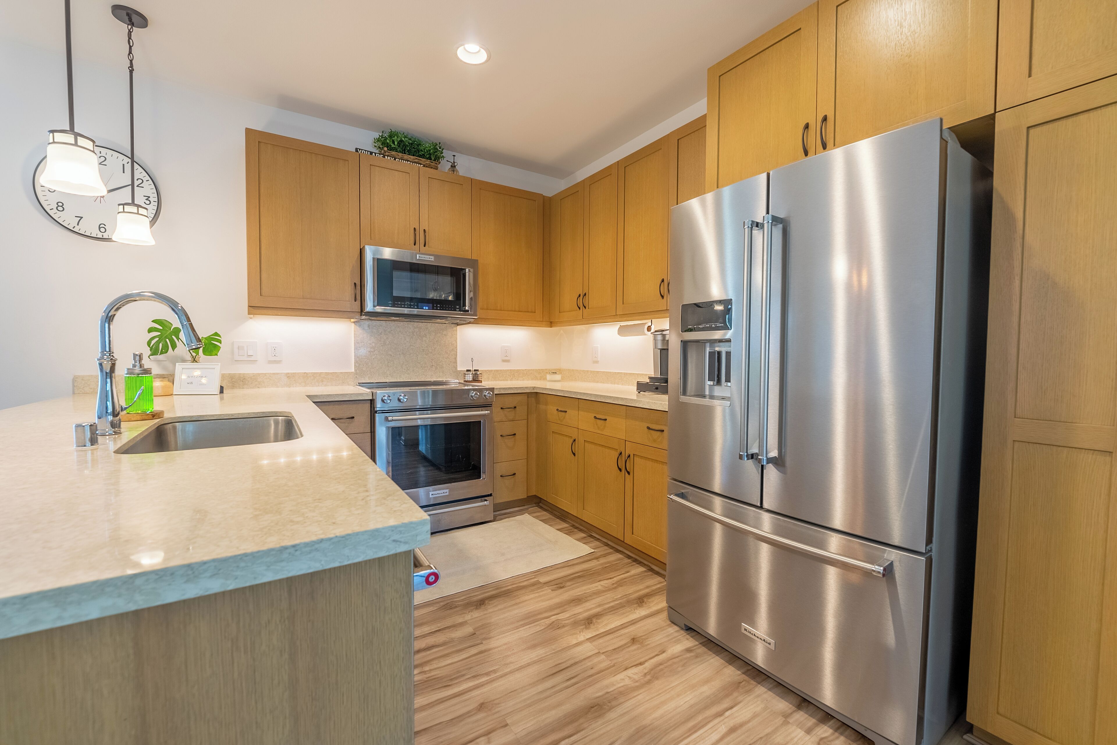 Een koelkast, een magnetron, een oven, een kookplaat