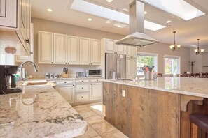 Frigorífic, microones, forn i placa de cuina 