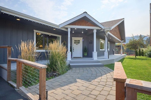 Riverfront with Hot Tub | 4 King Beds, 4 Mi to Leavenworth