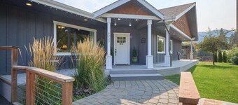 Riverfront with Hot Tub | 4 King Beds, 4 Mi to Leavenworth