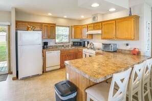 Fridge, microwave, stovetop, dishwasher