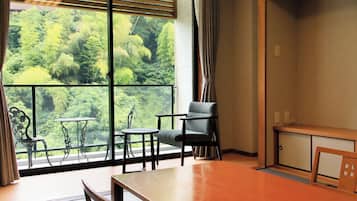 In-room safe, blackout curtains, free WiFi