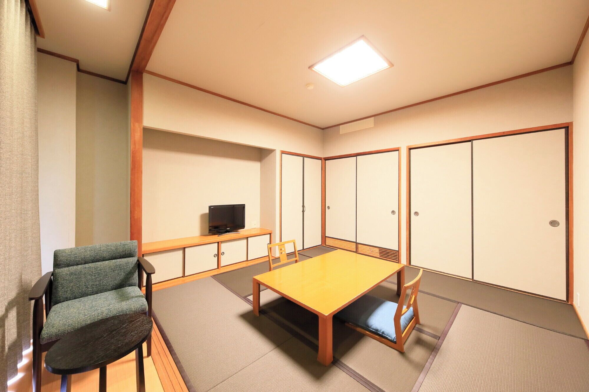 Dreibettzimmer im japanischen Stil, Nichtraucher, Flussblick | Zimmersafe, Verdunkelungsvorhänge, kostenloses WLAN, Bettwäsche