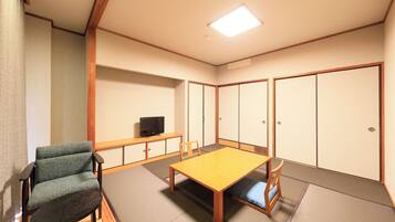 Dreibettzimmer im japanischen Stil, Nichtraucher, Flussblick | Zimmersafe, Verdunkelungsvorhänge, kostenloses WLAN, Bettwäsche