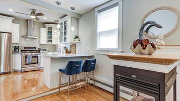 Kühlschrank, Mikrowelle, Herdplatte, Geschirrspüler