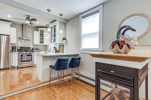 Kühlschrank, Mikrowelle, Herdplatte, Geschirrspüler