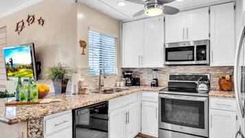 Condo (1 Bedroom) | Private kitchen | Microwave, oven, dishwasher, coffee/tea maker