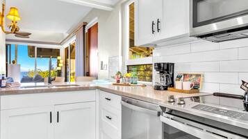 Condo (1 Bedroom) | Bếp riêng | Lò vi sóng, lò nướng, máy rửa bát, dụng cụ pha cà phê/trà