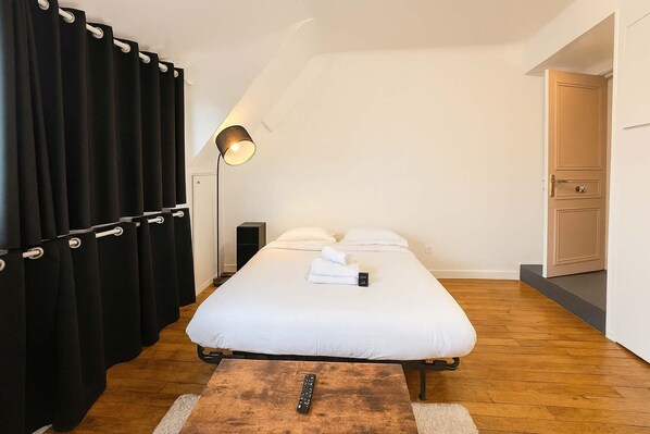 Iron/ironing board, bed sheets