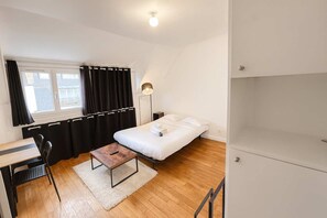 Tabla de planchar con plancha y ropa de cama 