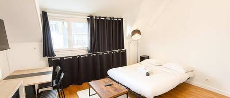 Iron/ironing board, bed sheets