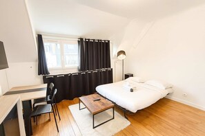 Iron/ironing board, bed sheets