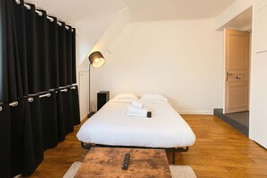 Iron/ironing board, bed sheets