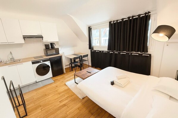 Iron/ironing board, bed sheets