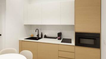 Kühlschrank, Mikrowelle, Herdplatte, Wasserkocher mit Kaffee-/Teezubehör