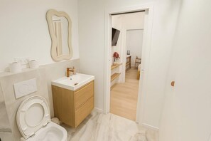 Shower, hair dryer, towels