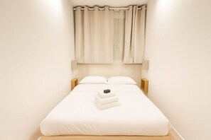 1 dormitorio, tabla de planchar con plancha, wifi y ropa de cama