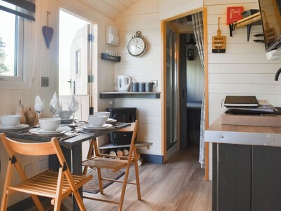 Shepherds Hut - UK50043