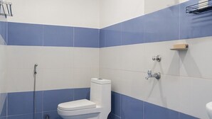 Ein Badezimmer mit Toilette, Dusche und Waschbecken.