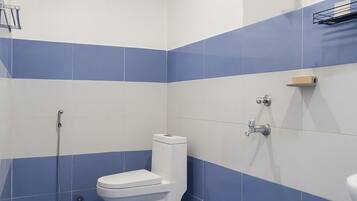 Comfort appartement, uitzicht op heuvels | Badkamer | Een douche, gratis toiletartikelen, een haardroger, handdoeken