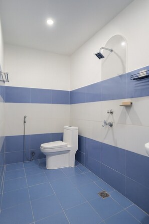Comfort-Apartment, Hügelblick | Badezimmer | Dusche, kostenlose Toilettenartikel, Haartrockner, Handtücher